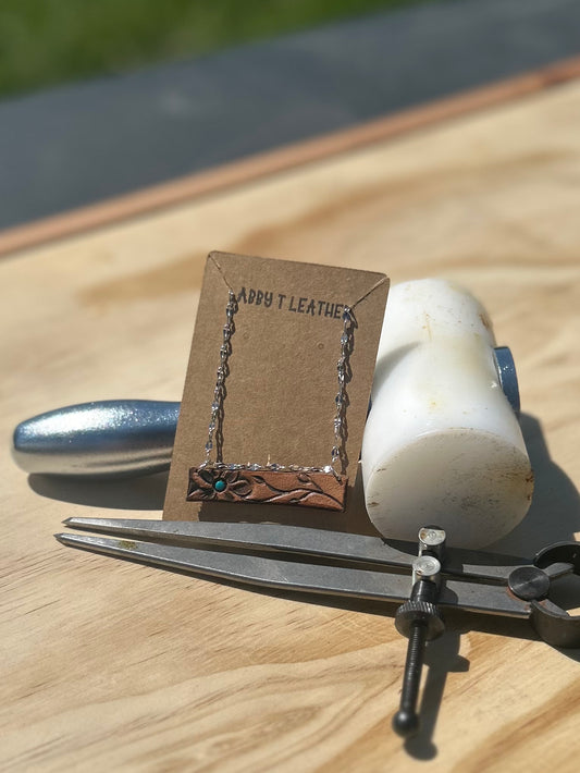 Flower lines leather bar necklace